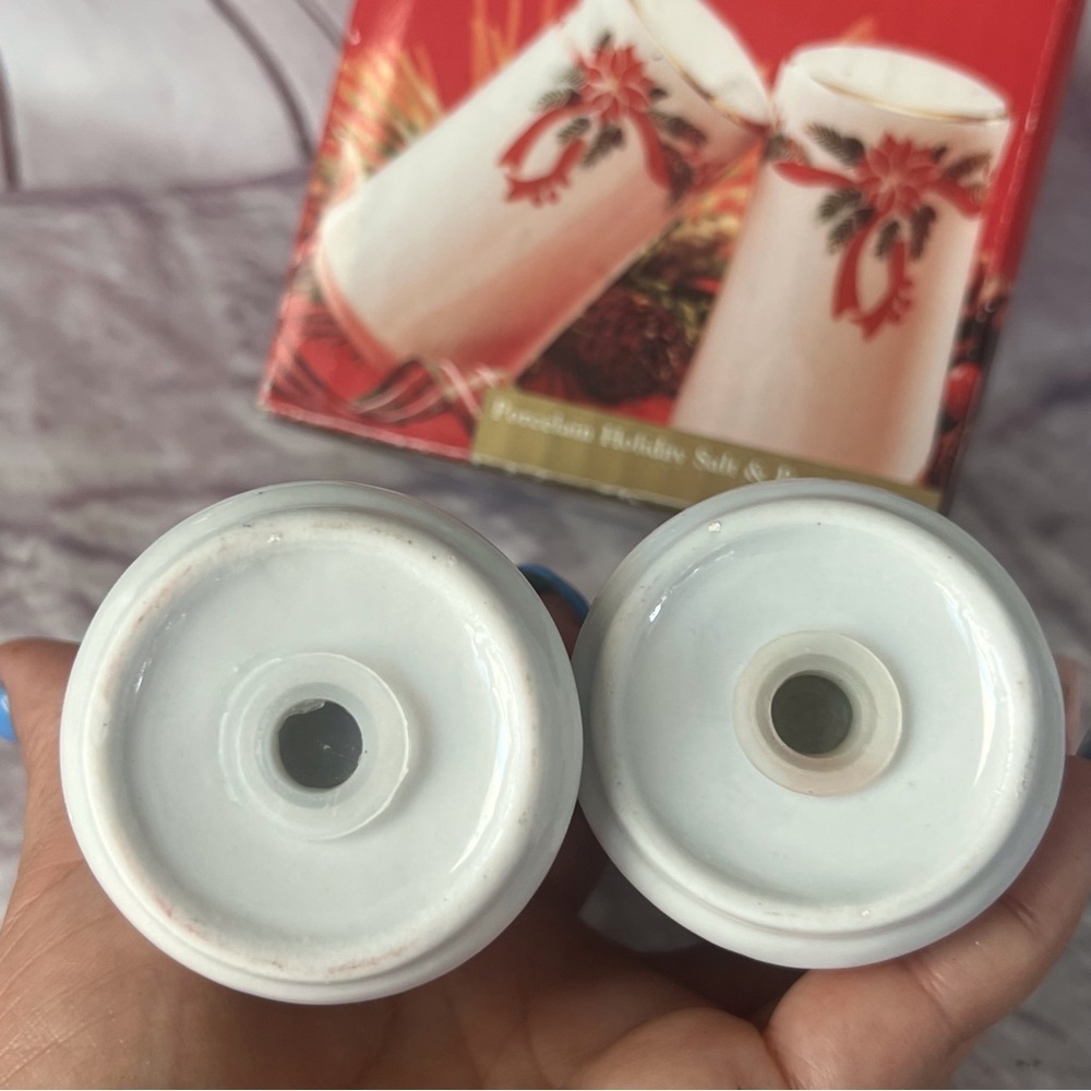 Vintage Christmas Poinsettia & Ribbons Porcelain Salt and Pepper Shaker - Picture 3 of 8